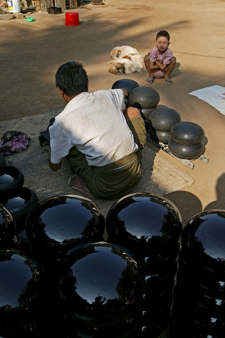 Burmese craftsman, lacquerware, Handwerker, craftsman, manufacturing begging bowl for monks, lackierte Almosenschale fuer Moenche liegen zum Trocknen im Hof