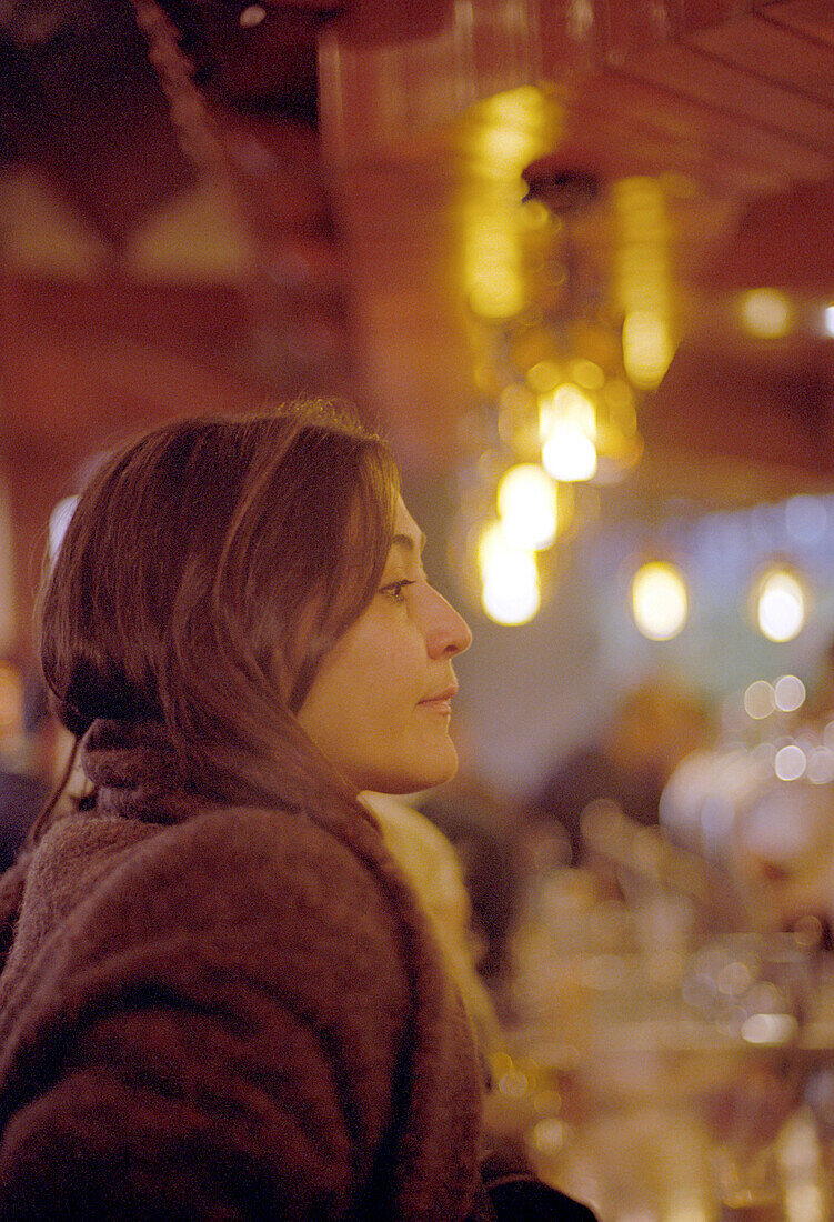 Frau in Bar in der Nähe von Puerta del Sol, Madrid, Spanien