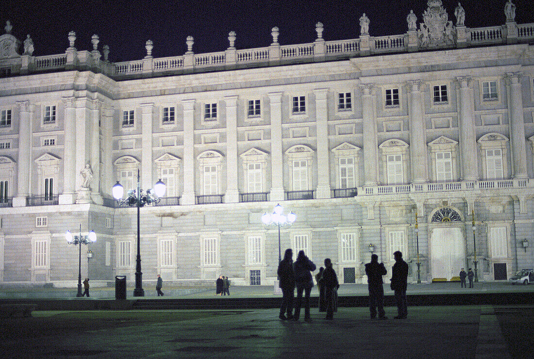 Menschen vor dem beleuchteten Palacio Real bei Nacht, Madrid, Spanien, Europa