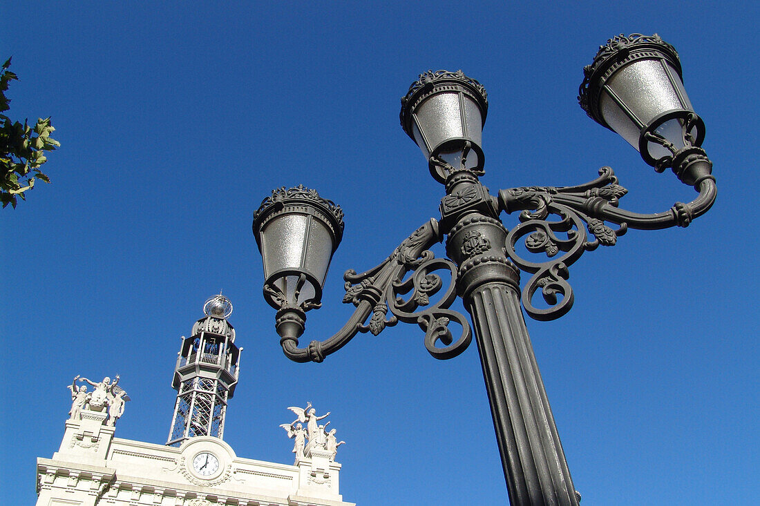 Strassenlaterne und historisches Gebäude unter blauem Himmel, Valencia, Spanien, Europa