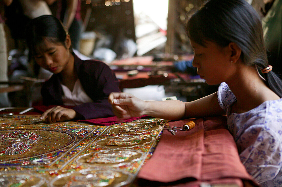 Woman work on embroidery, Stickerei, Tapisserie, Feinarbeit an einem Wandteppich