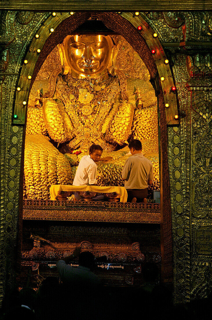 Mahamuni Buddha, Vergoldeter Buddha in Mahamuni Pagoden einer der aeltesten der Welt, Mandalay