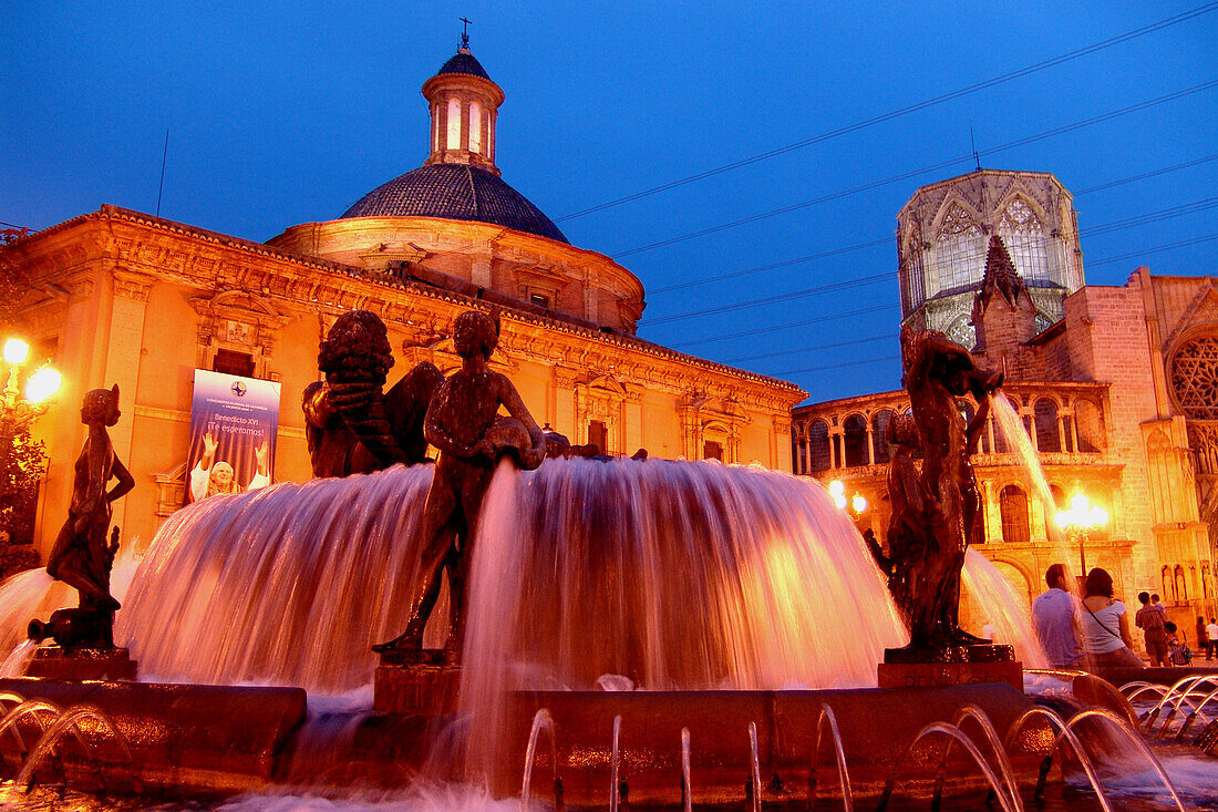 Placa de la Virgen und Springbrunnen im Abendlicht, Kathedrale von Valencia im Hintergrund, Valencia, Spanien