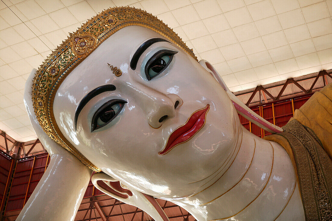 Chaukhtatkye Buddha, the head of one of the largest reclining Buddhas, Kyaukhtatgi, Rangun, Myanmar, Birma, Asia