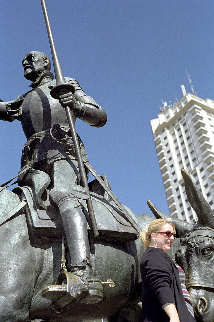 Touristin und Reiterstatue im Sonnenlicht, Plaza de Espana, Madrid, Spanien, Europa