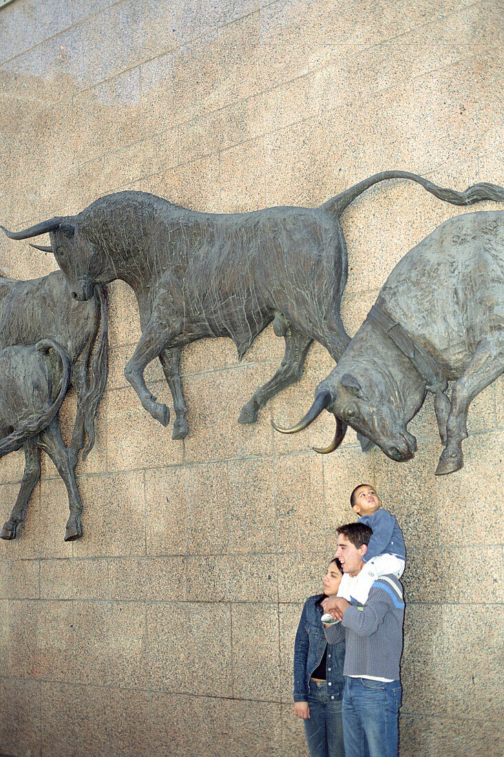 Eine Familie vor einer Stierkampfarena, Madrid, Spanien, Europa