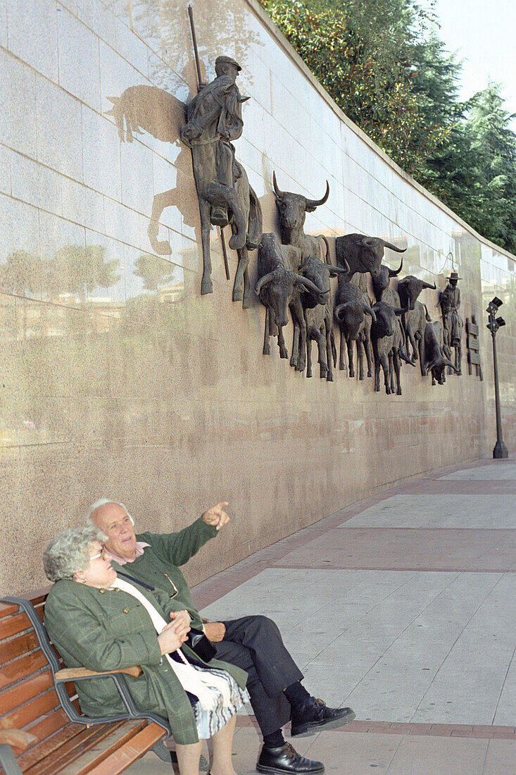 Altes Paar auf einer Bank vor einer Stierkampfarena, Madrid, Spanien, Europa