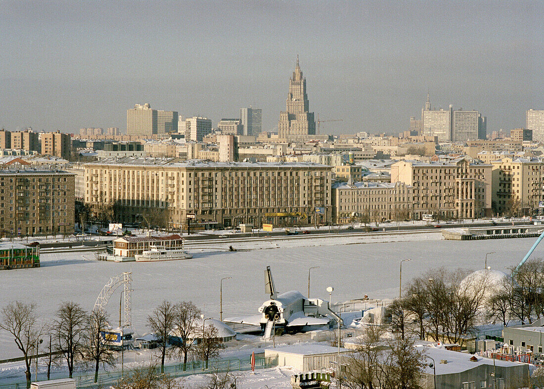 Blick vom Riesenrad über Moskau und Gorki Park, Moskau, Russland