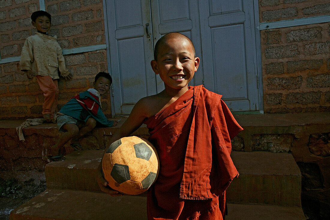 Little monk with football, in red robe, Junger Moench mit Fussball, Yargazyi hills