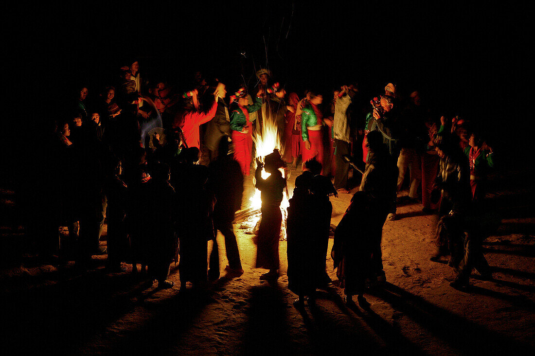Song, dance at fire, Palaung people, Tanz um Lagerfeuer, mit Palaung Voelker, Yarzagyi Hills