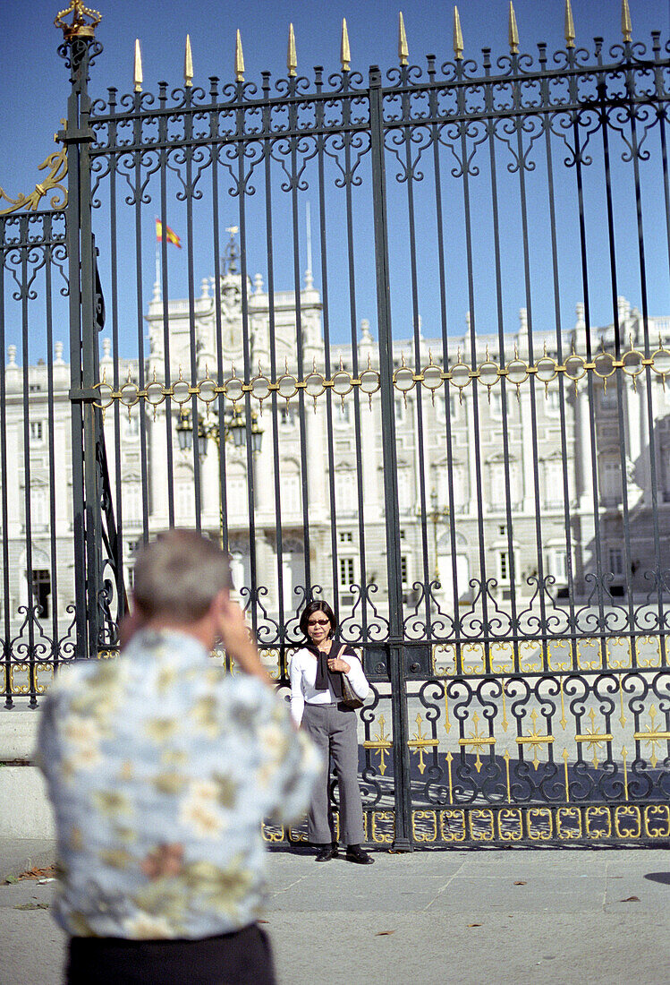 Touristen vor dem Tor des Palacio Real, Madrid, Spanien, Europa