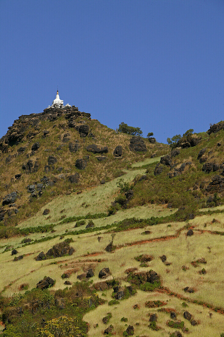 Stupa atop a hill, Yarzagyi Hills, Stupa in der Landschaft, trekking
