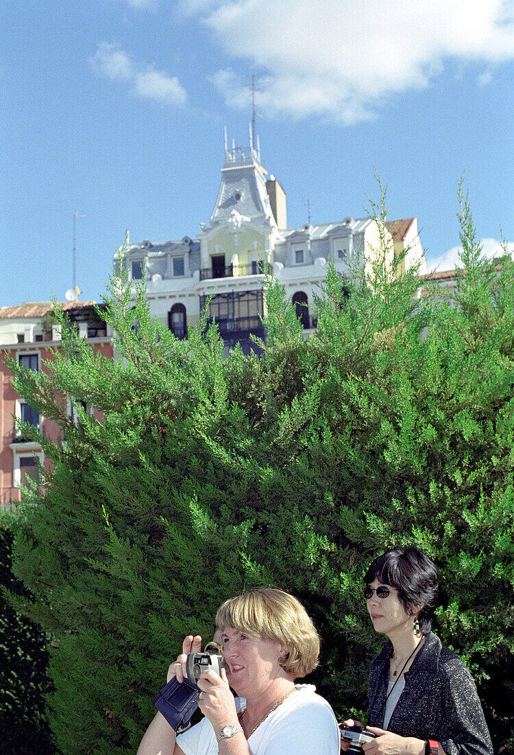 Touristen im Park des Palacio Real, Madrid, Spanien, Europa