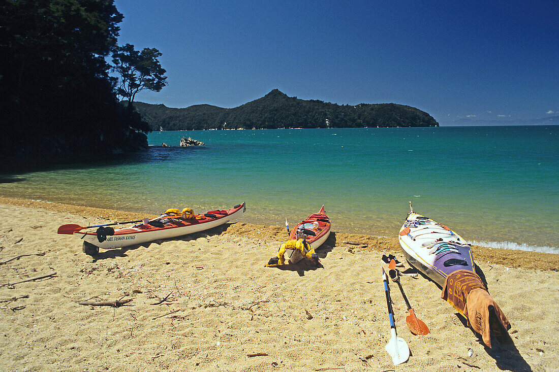 Kajaks am Strand im Sonnenlicht, Abel Tasman Coast Track, Abel Tasman Nationalpark, Neuseeland, Ozeanien