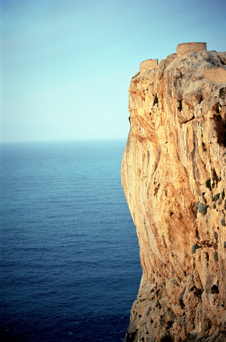Klippe an der Ostküste im Sonnenlicht, Mallorca, Spanien, Europa