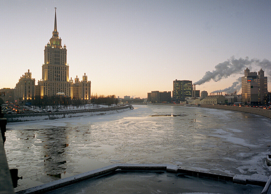 Gefrorene Moskwa und russische Architektur, Moskau, Russland