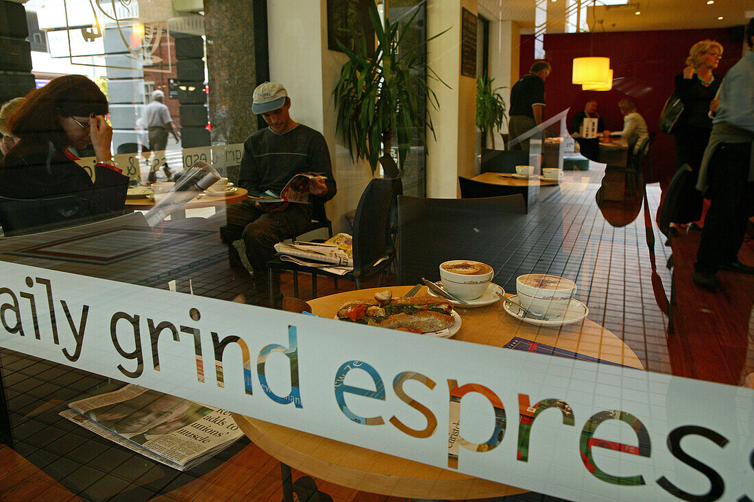 Blick durch ein Fenster auf Menschen in der Daily Grind espresso bar, Christchurch, Südinsel, Neuseeland, Ozeanien