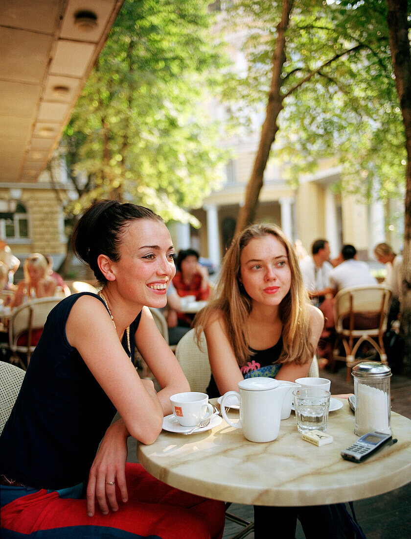 Zwei junge Frauen in Café, Café Coffeemania, Bolschaja Nikitskaja Straße, Moskau, Russland