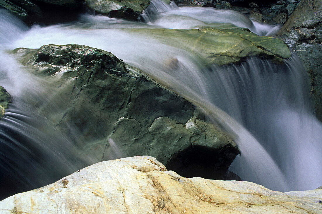 Mountain stream, waterfall, NZ, Waterfall, Routeburn Track, one of New Zealand's Great Walks, 3-5 Tage subalpine forest, mountain and southern beech, Mount Aspiring National Park, Wasserfall