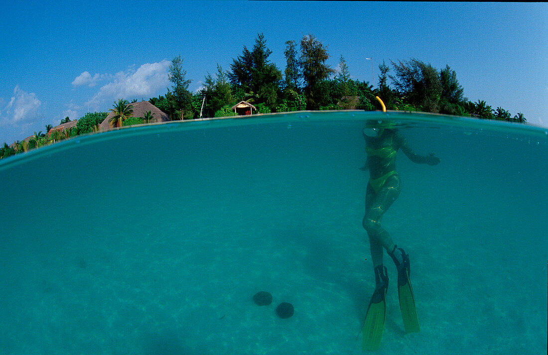 Schnorcheln vor Malediveninsel, Snorkeling, scin d, scin diver, split image