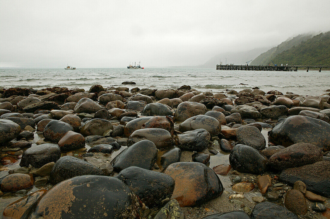 Stony beach, Jackson Bay, NZ, Jackson Bay where the West Coast road ends, South Island, Einsame Fischer-Siedlung, Westkueste, Suedinsel