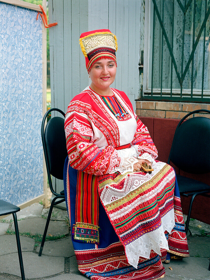 Frau in russischer Tracht, Moskau, Russland