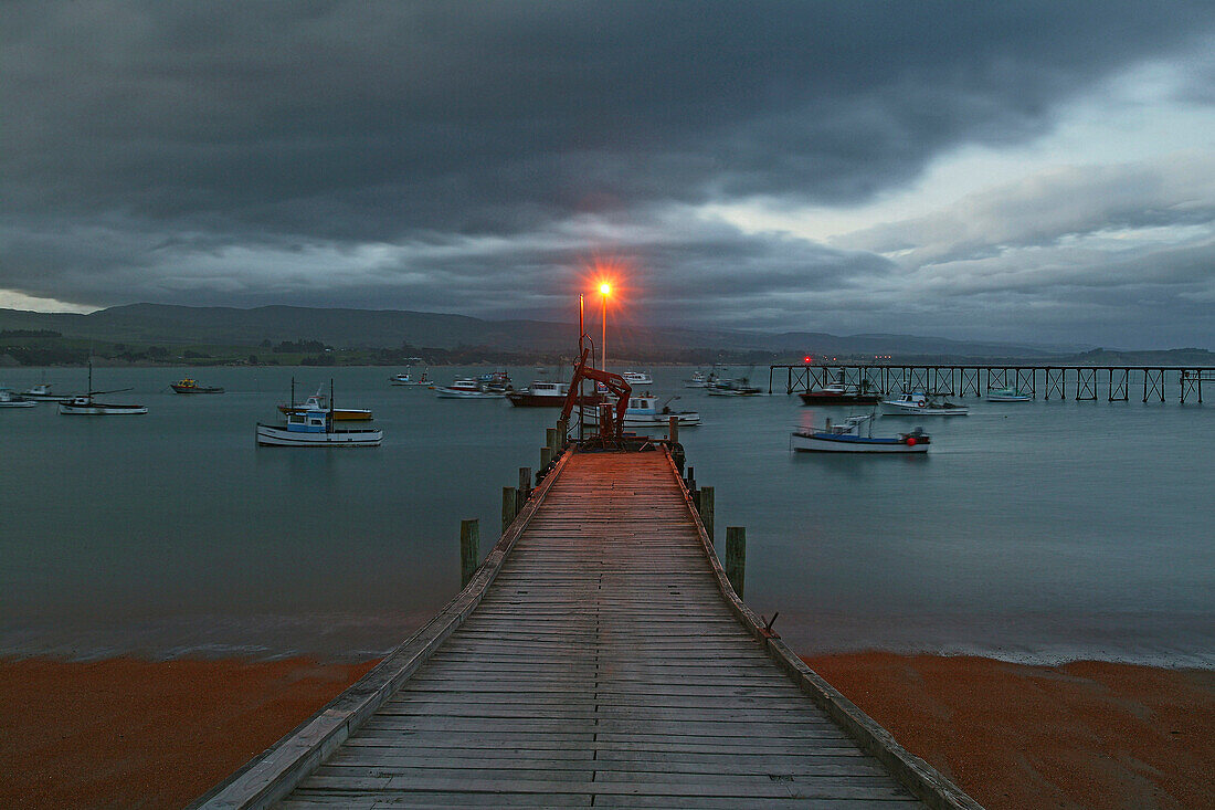 Jetty, Moeraki, South Island, light at end of jetty, waterfront, Steg, Boote, Hafen, abends