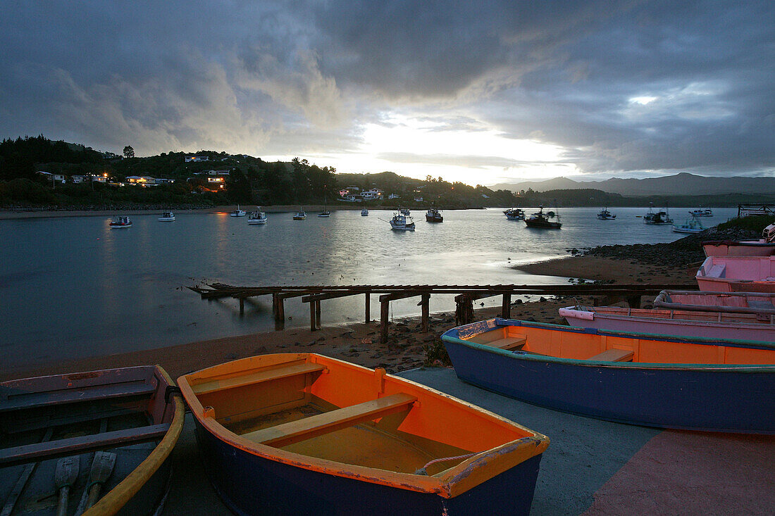 Boats, evening, Moeraki bay, South Island, waterfront, Moeraki, holiday and fishing village, Bunte Holzboote am Wasser, Moeraki Bucht, Suedinsel