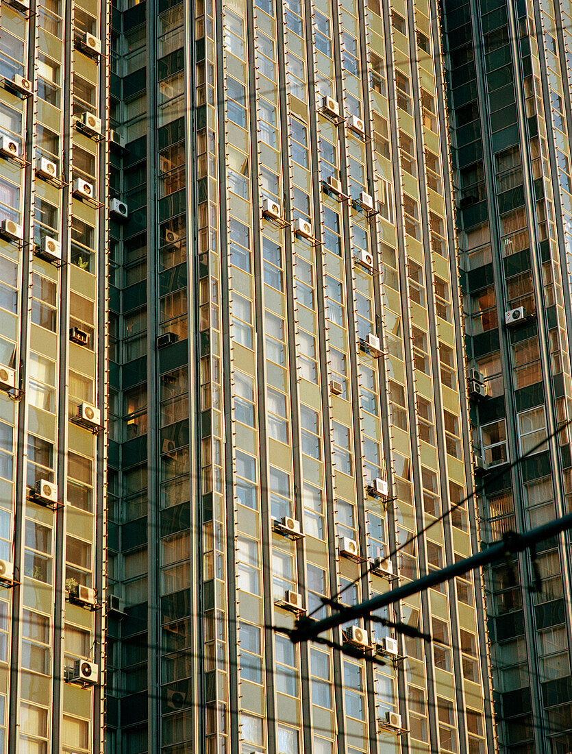 Zahlreiche Klimaanlagen an der Fassade des Gosstandart Gebäudes, Leninsky Prospekt, Moskau, Russland