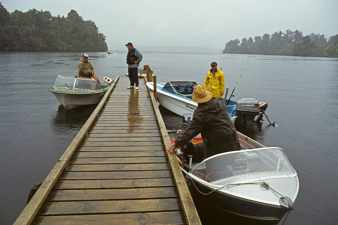 Fishing boats Lake Mapourika, Bootssteg, Regenwetter, West Coast, South Island, New Zealand, Westkueste, Suedinsel, Neuseeland
