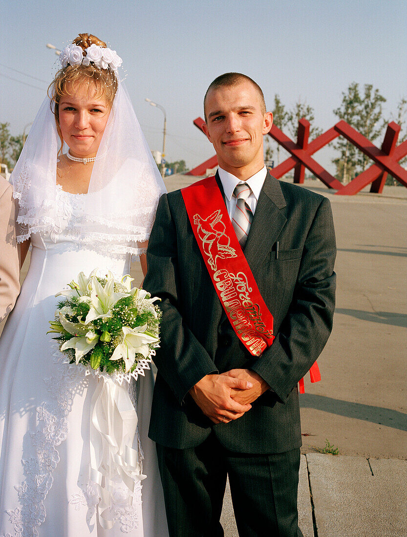 Newly weds in front of war memorial, Khimki Moscow, Moscow, Russia