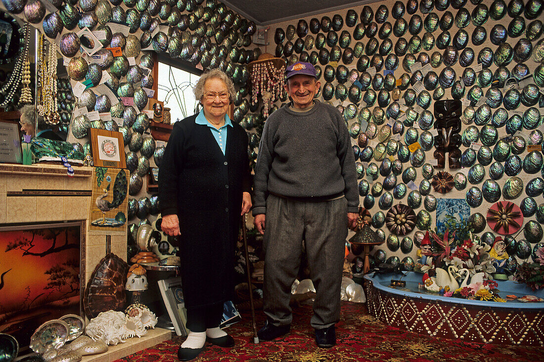 Fred and Myrtle, Paua House, NZ, Portrait of the late Fred and Myrtle, in their Paua House museum, shell house, ortsbekannte Charaktere, mittlerweile verstorben, Muschelhaus