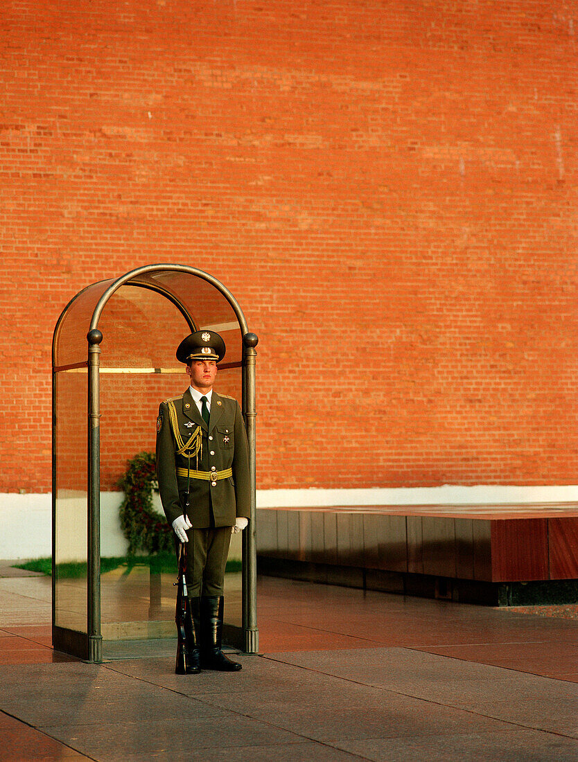 Ein Wachsoldat steht am Grab des unbekannten Soldaten, Moskau, Russland