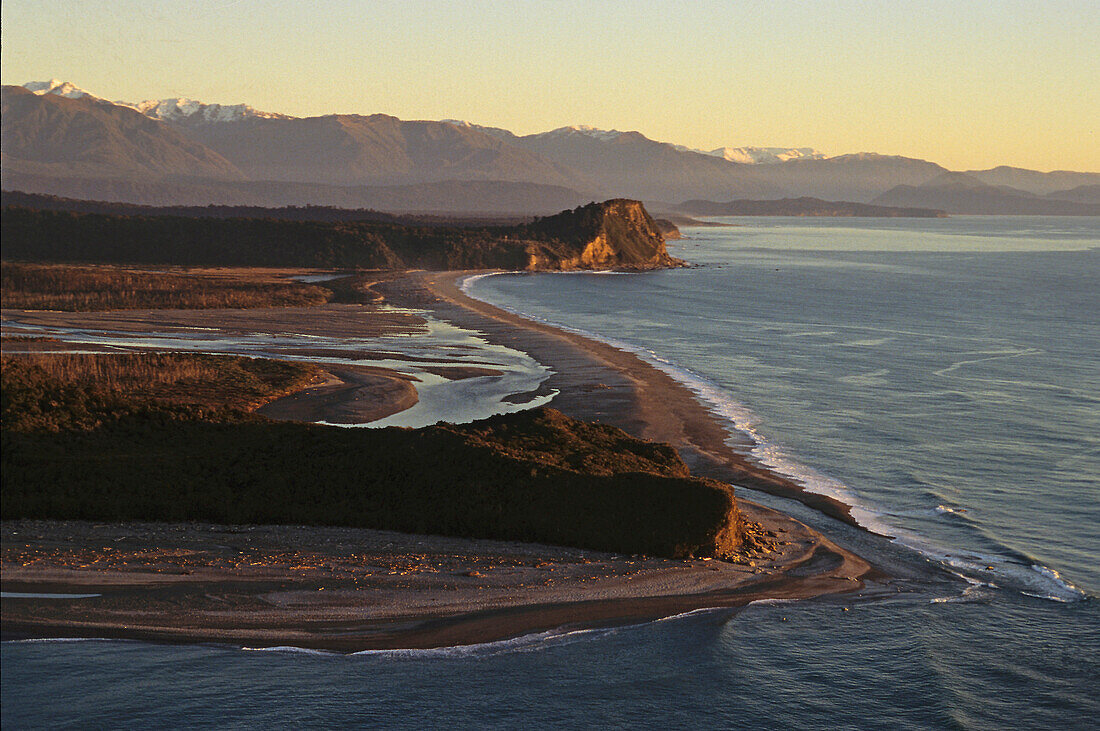 Luftaufnahme vom Gillespies Beach im Abendlicht, Westküste, Südinsel, Neuseeland, Ozeanien