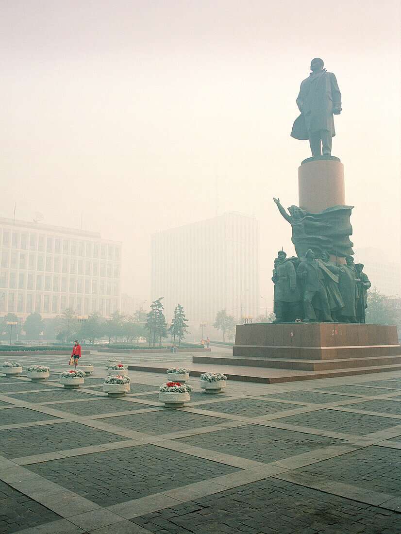 Die Lenin Statue auf dem Oktoberplatz im Smog, Moskau, Russland