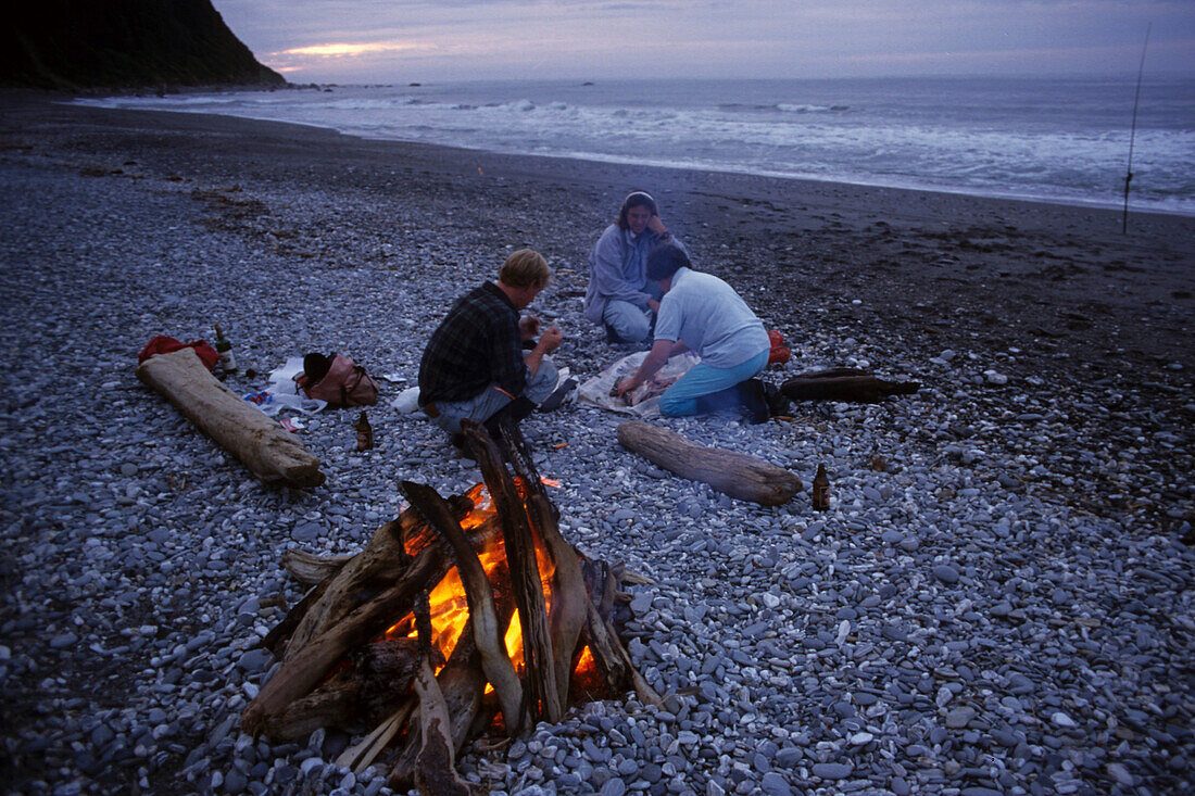 Okarito campfire on beach, NZ, Campfire, Okarito, West Coast, South Island, New Zealand, Lagerfeuer am Strand, Abendlicht, Westkueste, Suedinsel, Neuseeland
