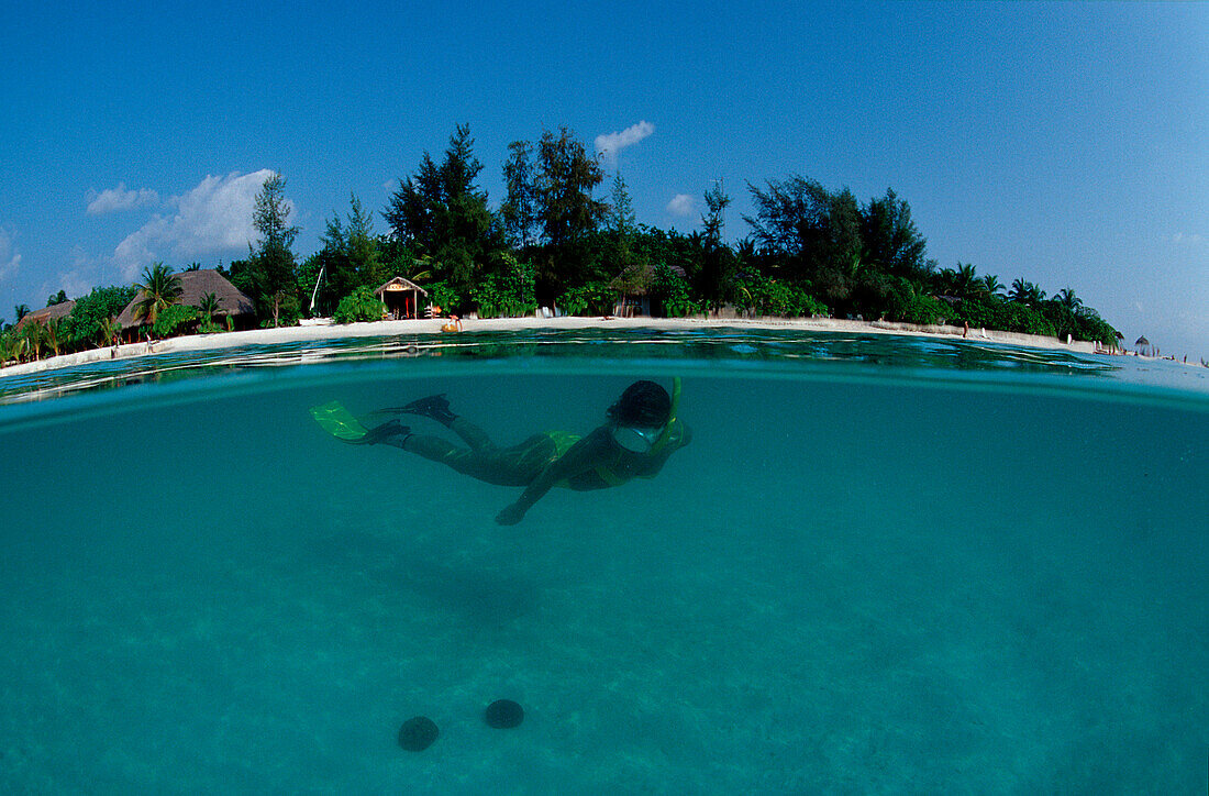 Schnorcheln vor maledivischer Insel, Snorkeling, S, Scindiver, Scin diver, split image