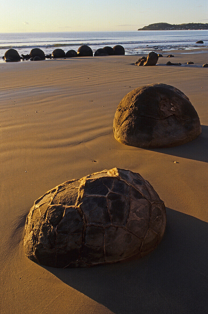 Moeraki Felsbrocken am Strand im Sonnenlicht, Südinsel, Neuseeland, Ozeanien