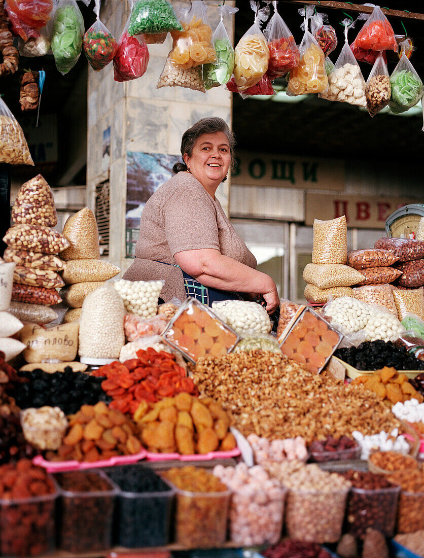Georgische Frau verkauft getrocknete Früchte und Nüsse, Cheryomushkinsky, Moskau, Russland