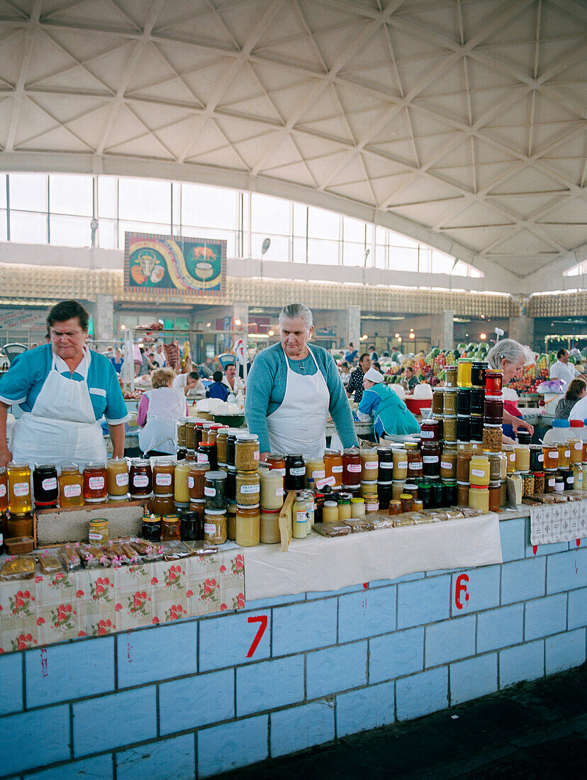 Frauen verkaufen Honig in der Markthalle, Cheryomushkinsky, Moskau, Russland