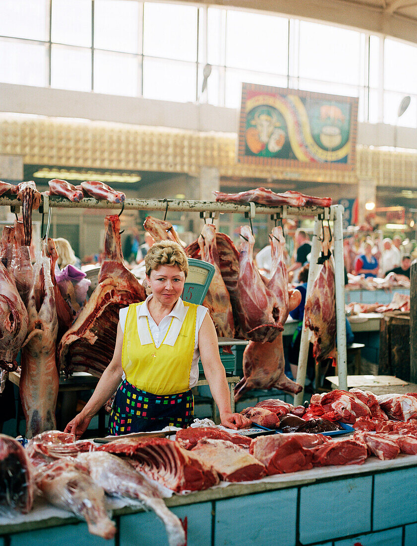 Fleischverkäuferin in Markthalle, Moskau, Russland