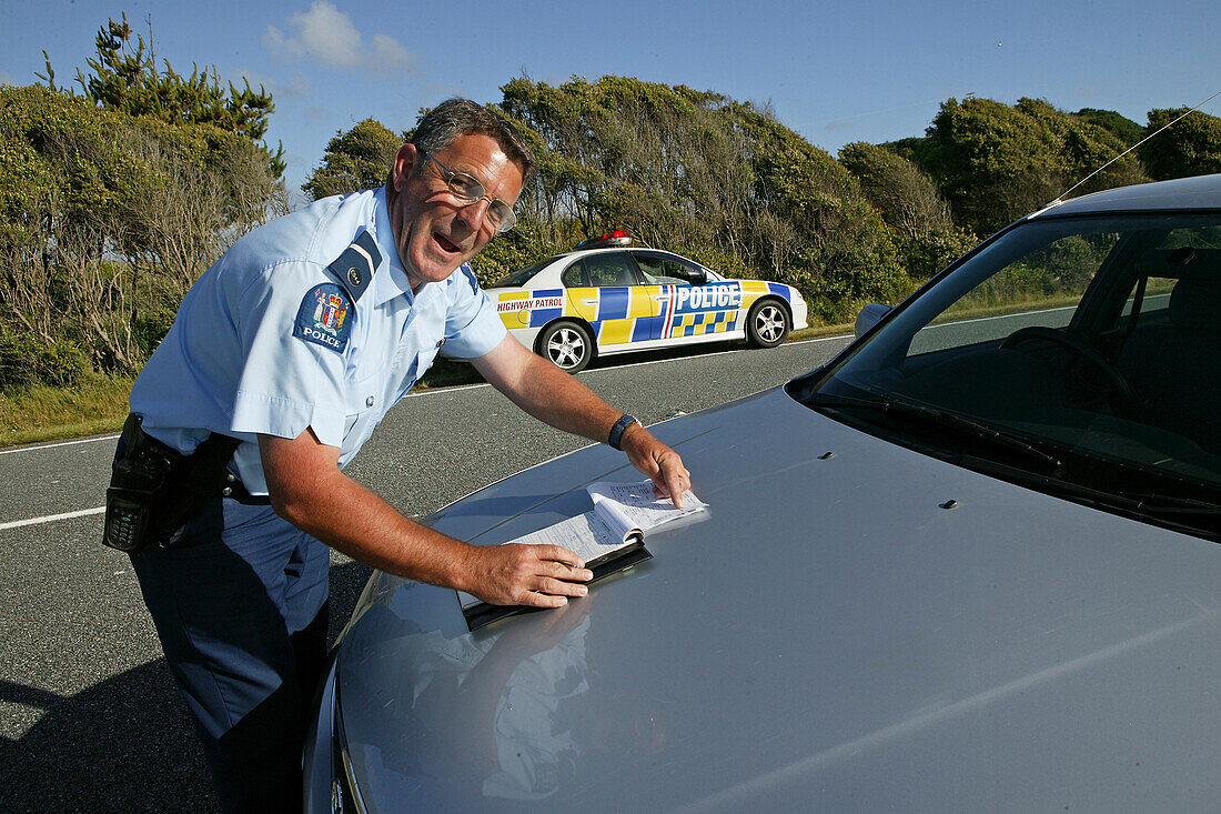 Polizist schreibt einen Strafzettel, Highway 6, Westküste, Südinsel, Neuseeland, Ozeanien