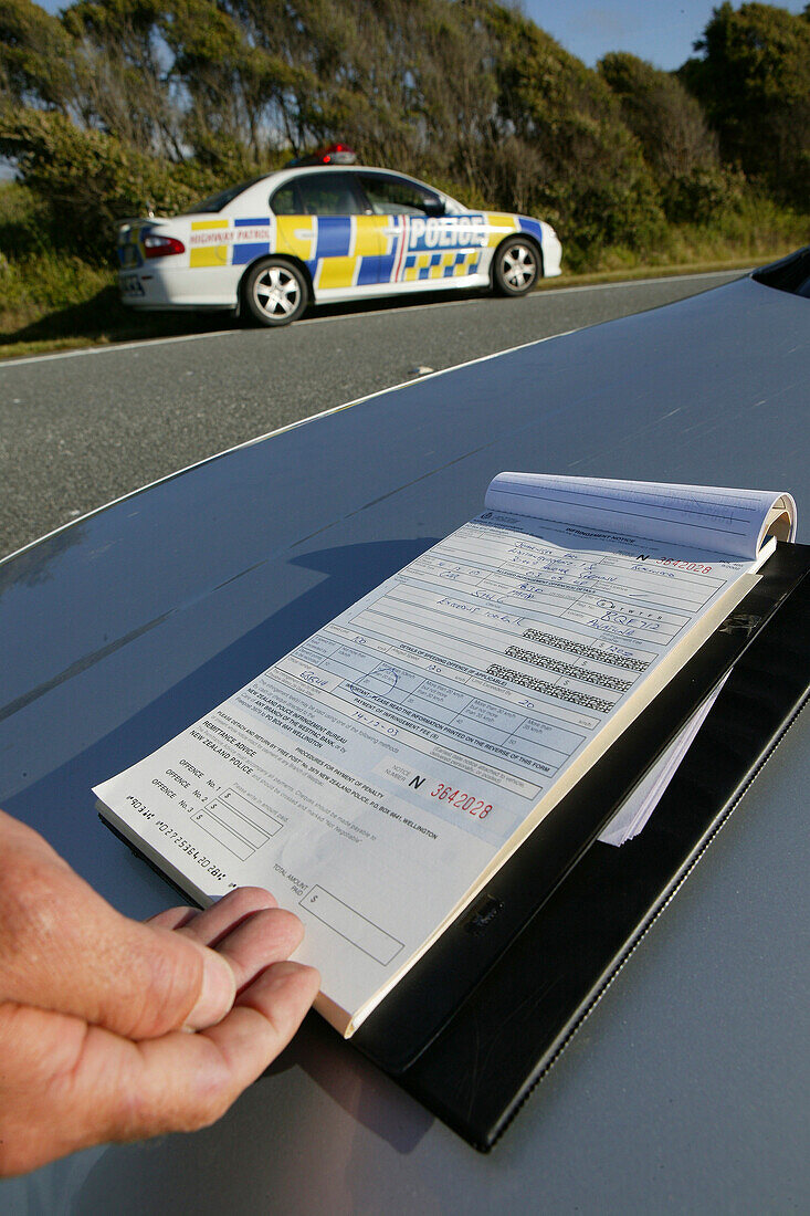 Polizist schreibt einen Strafzettel, Highway 6, Westküste, Südinsel, Neuseeland, Ozeanien