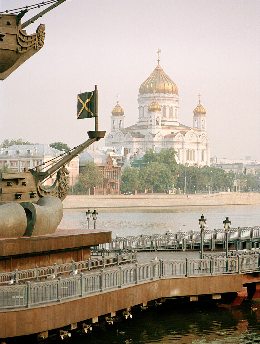 Christ-Erlöser-Kathedrale mit Moskwa und Statue Peters des Großen, Moskau, Russland