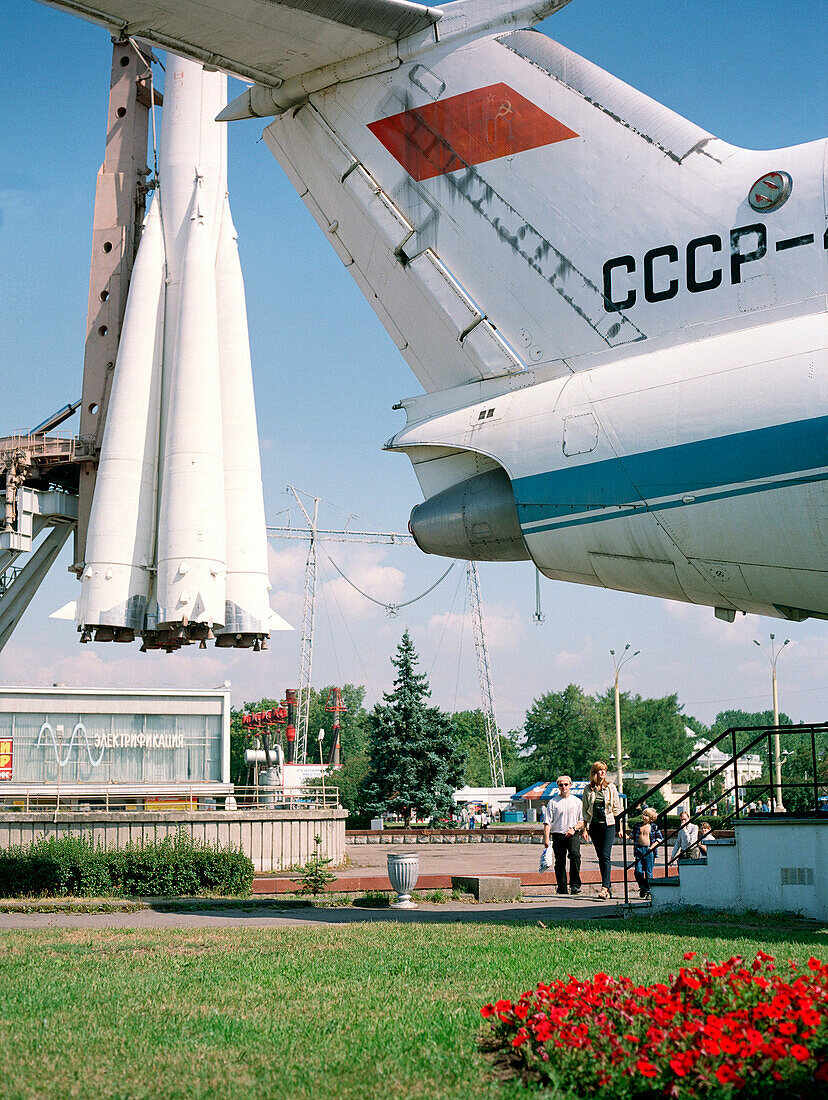 Sojus-Rakete and Heck eines Yak-42 Flugzeugs im Allrussischen Ausstellungszentrum WWZ, Moskau, Russland, vor 2003