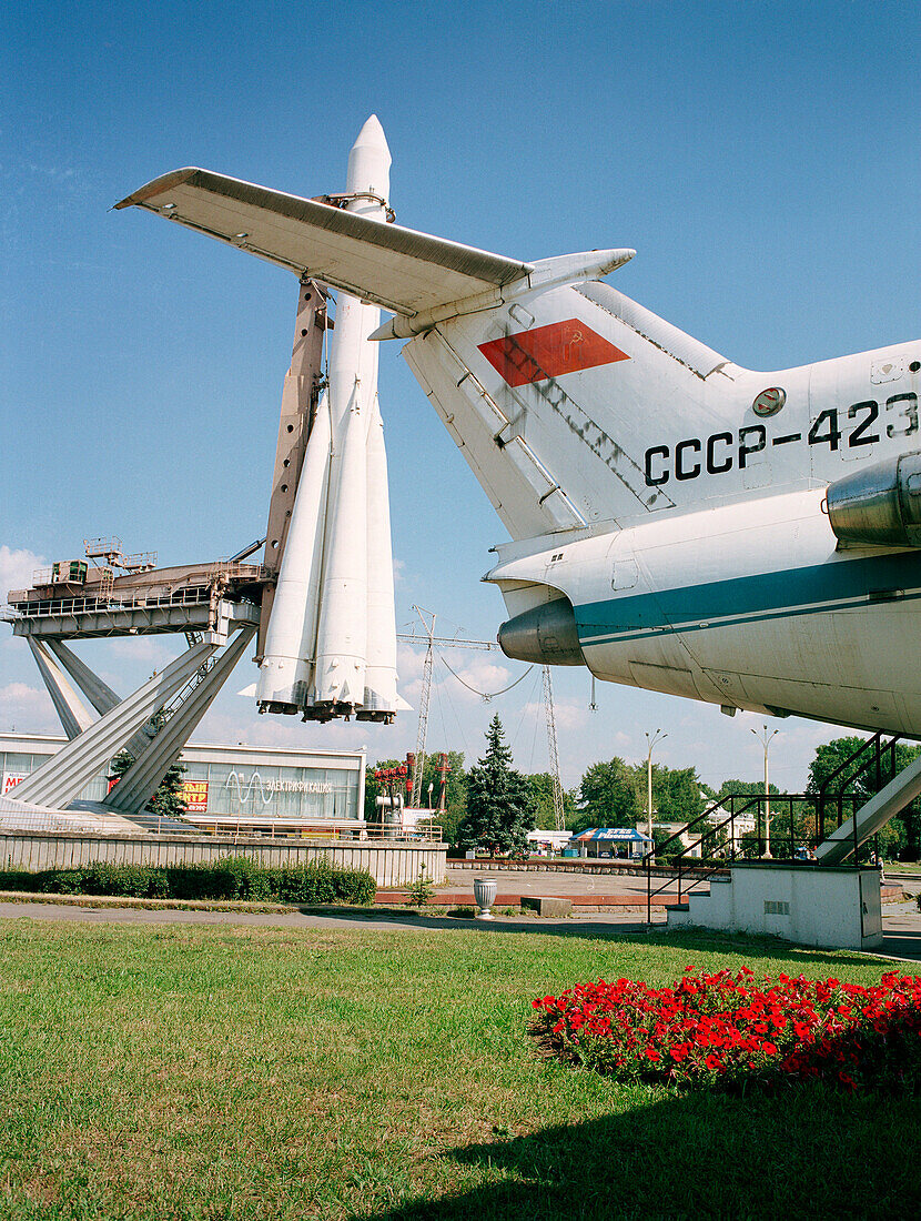 Sojus-Rakete and Heck eines Yak-42 Flugzeugs im Allrussischen Ausstellungszentrum WWZ, Moskau, Russland, vor 2003