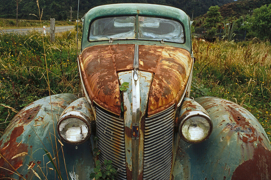 Vintage rusty car wreck, NZ, close-up, Oldtimer Wrack, verosteter Oldtimer, New Zealand