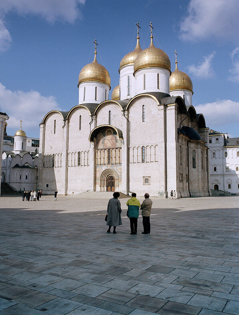Blick über den Kathedralenplatz auf die Uspenski Kathedrale, Kreml, Moskau, Russland