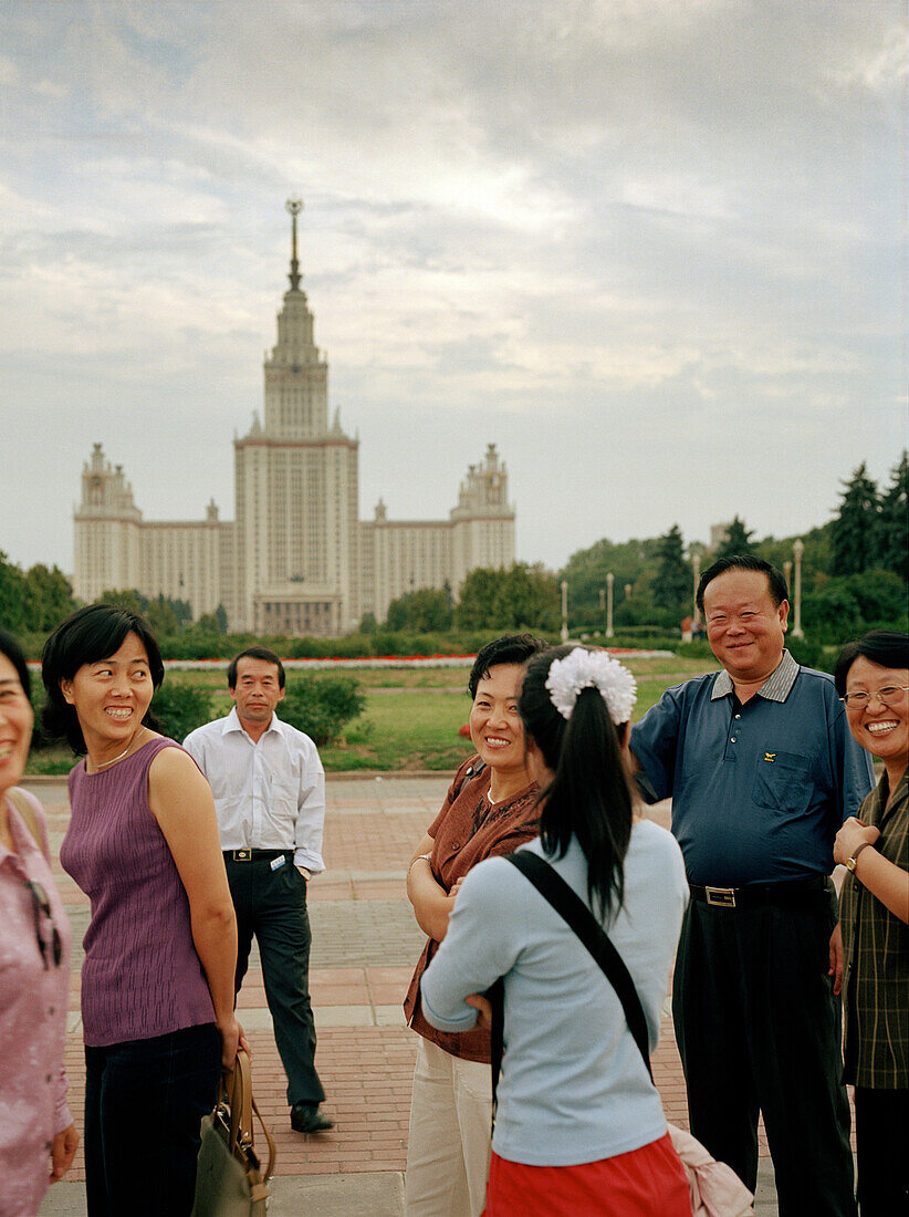 Chinesische Touristen vor der Lomonossow Universität, Moskau, Russland