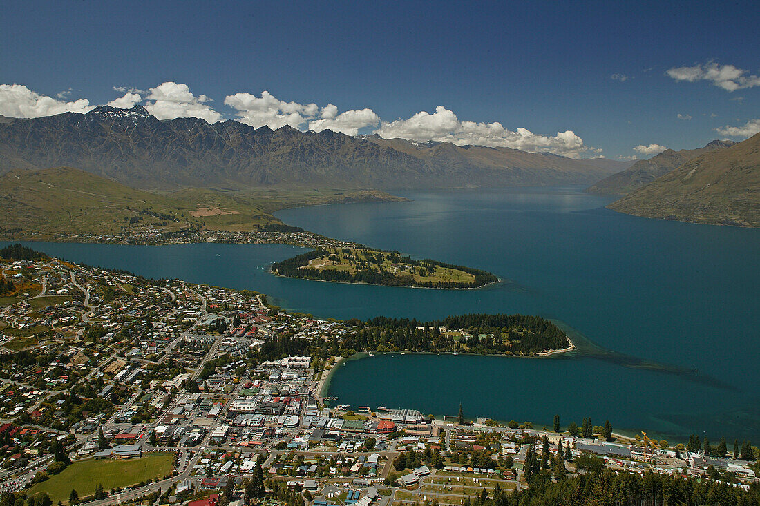 Blick auf Queenstown, Lake Wakatipu die Gipfel der Remarkables, Otago, Neuseeland, Ozeanien